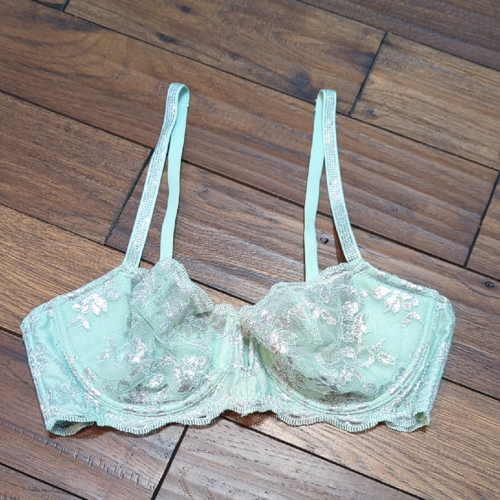 Victoria's Secret Light Green Lace Dream Angels  Push Up  Bra Size 36c